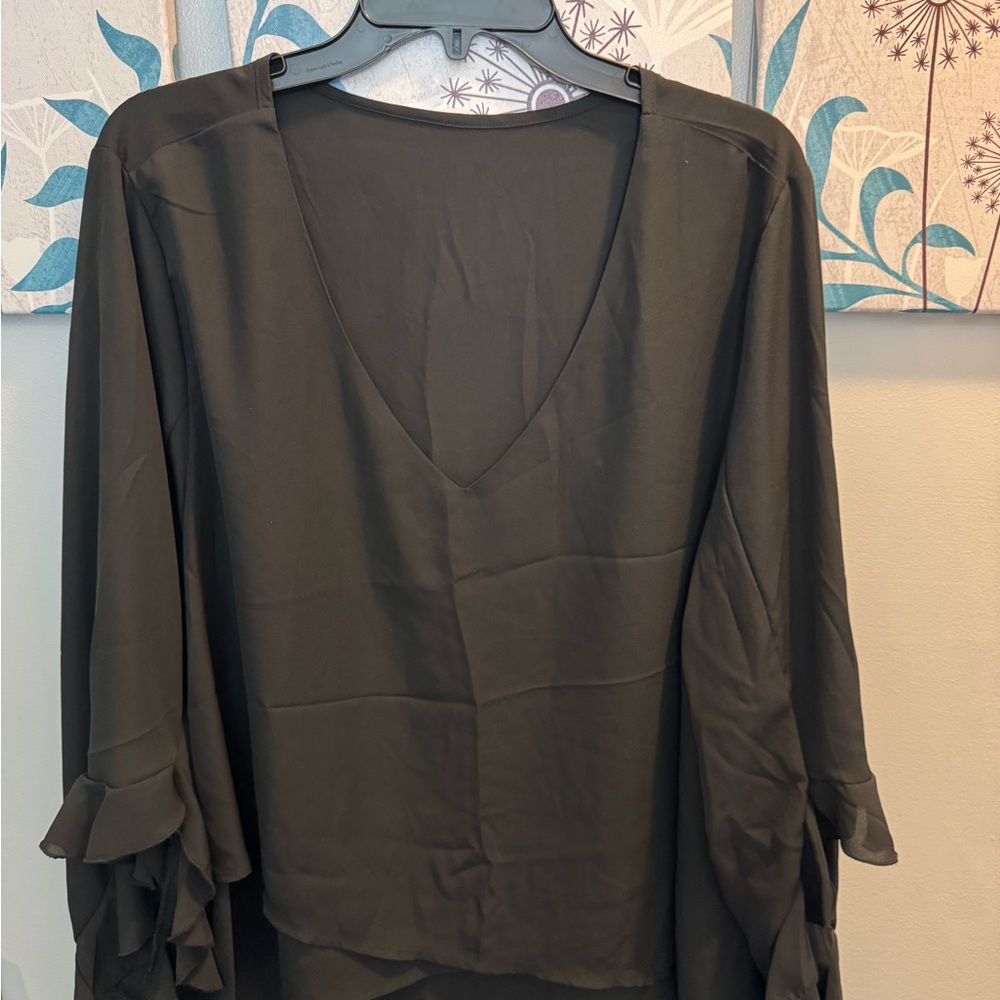 Women’s plus size 2X Elegant Black V-Neck  Top lightweight long ruffle sleeves